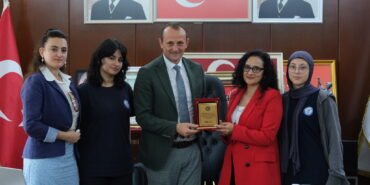 BAŞKAN YELE'DEN ATIK ŞAMPİYONLARINA PLAKET (1)