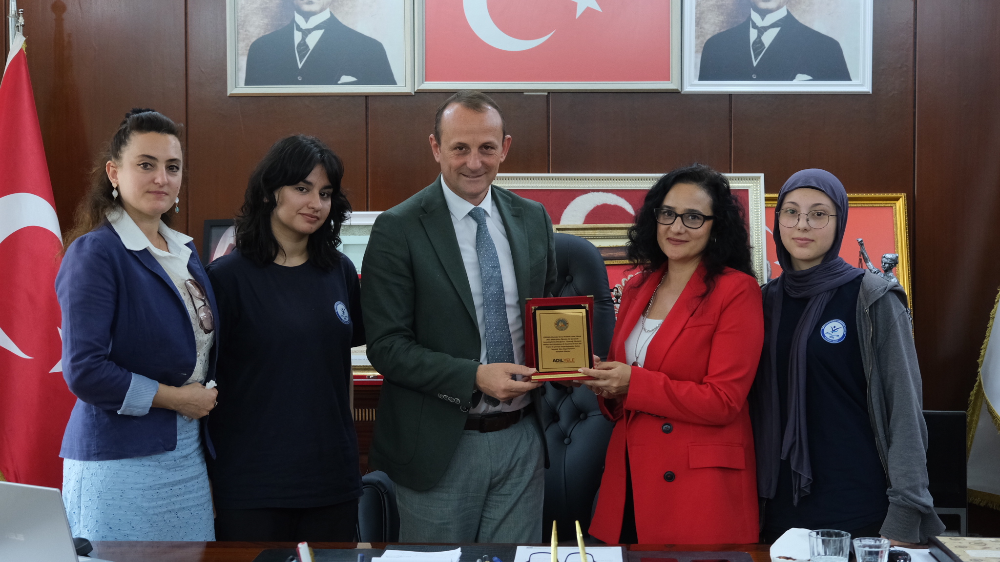 BAŞKAN YELE'DEN ATIK ŞAMPİYONLARINA PLAKET (1)